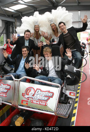 Les membres du quatuor vocal de musique classique Quatre G sur la photo du nouveau G Force ride à Drayton Manor Park, Staffordshire. Banque D'Images