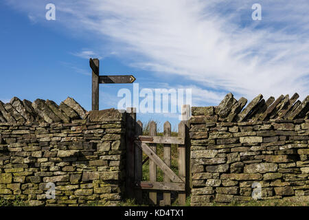 Une porte dans un mur de pierres sèches sur le Pennine Way, UK Banque D'Images