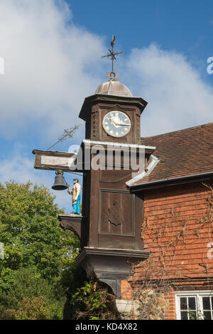 L'horloge du village avec Jack le chien figure dans Abinger Hammer, un village dans le Surrey Hills AONB, UK Banque D'Images