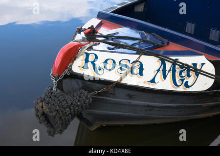 Proue d'un bateau étroit à la marina du parc inférieur sur le canal de Leeds et Liverpool, Barnoldswick, Lancs Banque D'Images