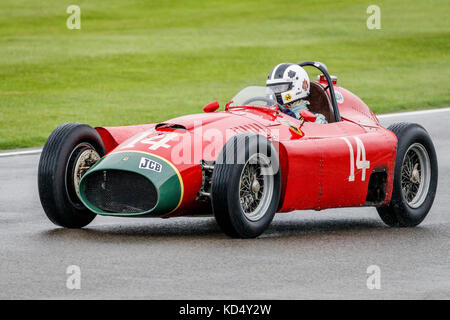 1956 Lancia-Ferrari D50A lors du défilé de célébration du Grand Prix de Grande-Bretagne 1957 au Goodwood Revival 2017, Sussex, Royaume-Uni. Banque D'Images