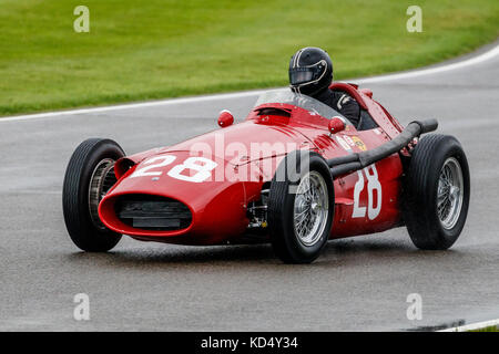 Maserati 250F 1954 avec le pilote Graham Adelman lors de la course Richmond Trophy au Goodwood Revival 2017, Sussex, Royaume-Uni. Banque D'Images