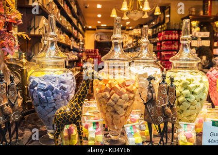 Bruxelles, Belgique - 26 août 2017 : assortiment de chocolat belge traditionnelle dans la vitrine d'un magasin de bonbons dans les galeries royales saint hube Banque D'Images