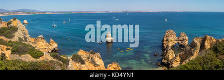 Une vue panoramique sur le magnifique rock formations depuis les falaises de Praia do Camilo à Lagos, Portugal. Meia Praia Beach peut être vu dans la distance. Banque D'Images