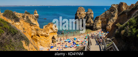 Une vue sur la magnifique plage de Praia do Camilo dans la région de l'algarve du Portugal. Banque D'Images