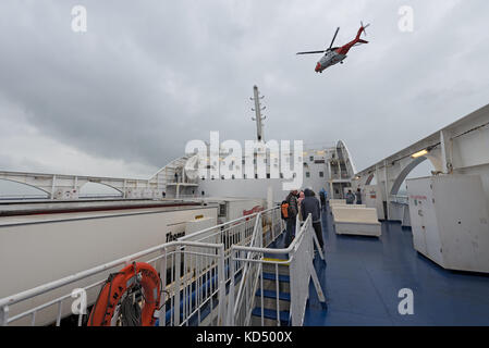 Un hélicoptère Sikorsky S-92a de la Garde côtière irlandaise mener des exercices sur le Dublin à Holyhead de passagers. Banque D'Images