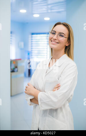 Happy smiling young woman médecin au bureau Banque D'Images