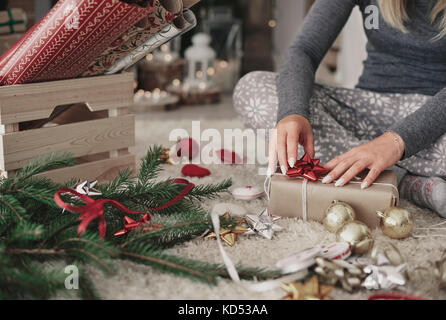 La main de la décoration d'un cadeau de Noël Banque D'Images