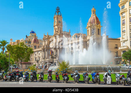 La ville de Valence plaza, vue de l'hôtel de ville et la fontaine de la Plaza del Ayuntamiento, dans le centre de Valence, en Espagne. Banque D'Images