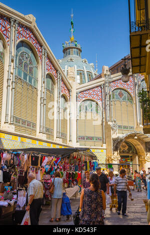 Espagne marché de Valence, vue des gens shopping dans les stands dans le marché aux puces du dimanche en plein air qui se tient près du Mercado Central à Valence, Espagne. Banque D'Images