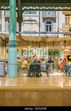 Valencia Mercado Colon, vue sur les personnes assises aux tables de restaurant à l'intérieur du marché Modernista Mercado Colon à Valence, Espagne. Banque D'Images