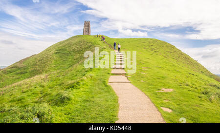 Glastonbury Tor près de Glastonbury, Somerset, Angleterre. La tour St Michael's, un bâtiment classé de classe 1, se dresse au sommet de la colline. Banque D'Images