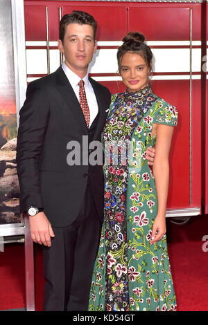 Miles Teller et sa petite amie Keleigh Sperry assistent à la première de 'Only the Brave' au Regency Village Theatre le 8 octobre 2017 à Los Angeles, Californie. Banque D'Images