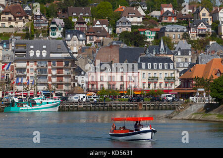 Trouville sur Mer, la ville, le long de la partie de la basse côte normande "Côte Fleurie" (pas disponible pour la production de cartes postales) Banque D'Images