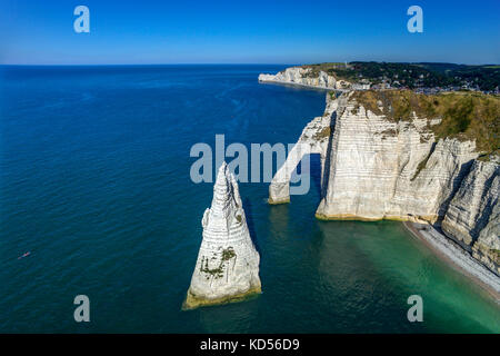 Etretat (nord de la France) : les falaises le long de la côte normande 'Côte d'Albâtre". La "Porte d'Aval" et passage de l'aiguille (l'aiguille) (pas disponible pour poster Banque D'Images