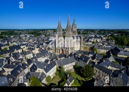 Bayeux (Normandie, nord-ouest de la France) : Vue aérienne de la cathédrale de Bayeux ('Cathedrale Notre-Dame de Bayeux') et le centre-ville (pas disponible pour po Banque D'Images