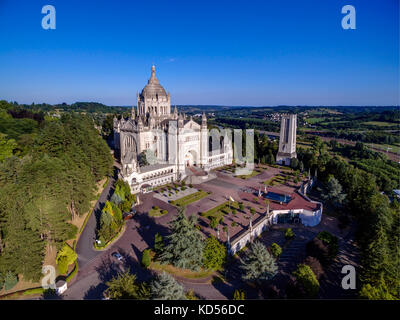 Lisieux (Bretagne, nord-ouest de la France) : Basilique de Sainte Thérèse de Lisieux (non disponible pour la production de cartes postales) Banque D'Images