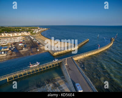 Grandcamp-Maisy (Normandie, nord-ouest de la France) : vue aérienne sur le port et le village (non disponible pour la production de cartes postales) Banque D'Images