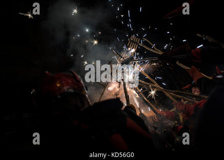 Les gens s'amusent au Correcos de la Merce. La partie consiste à fuir les démons (Diables) qui jettent des étincelles. Alamy / Carles Desfilis Banque D'Images