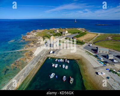 Cotentin (nord-ouest de la France) : vue aérienne sur le phare de Goury ou phare de La Haye et le petit port de pêche, 'Goury le cap de la ha Banque D'Images