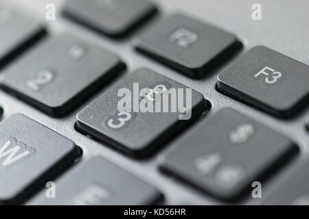 Vue rapprochée de British pound stirling apparaît sur une des touches du clavier de l'ordinateur Banque D'Images
