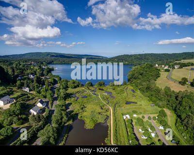 Vue aérienne du lac de lac d'Aydat, lac de retenue" dans la "chaîne des Puys", une chaîne de cônes de scories, dômes de lave, et maars dans le Massif Central Banque D'Images