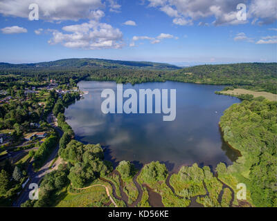 Vue aérienne du lac de lac d'Aydat, lac de retenue" dans la "chaîne des Puys", une chaîne de cônes de scories, dômes de lave, et maars dans le Massif Central Banque D'Images