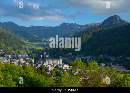 La ville de Mont-Dore et la montagne "Puy de Sancy' dans le Massif du Sancy. (Non disponible pour la production de cartes postales). Banque D'Images