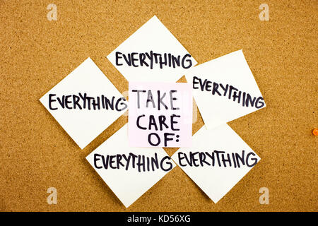 Un post-it jaune, la légende, écrit les mots inscription prendre soin dans le texte en rouge sur fond blanc papillon épinglé sur un tableau d'affichage en liège pour rappel Banque D'Images