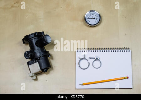 Matériaux, accessoires et pièces de rechange pour l'hydraulique. notes et outils de mesure sur l'atelier table. table en bois. Banque D'Images