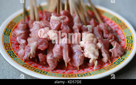 Satay de chèvre cru ou d'agneau grillé satay. prêt. Banque D'Images