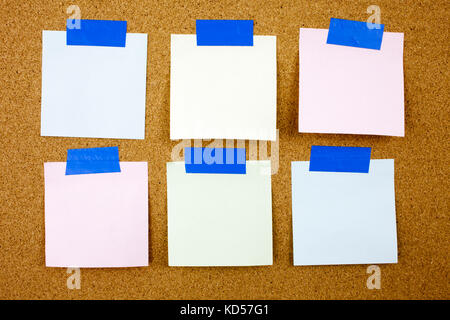 Un post-it jaune écrit, légende, inscription panneau de liège avec six couleurs blanc post-it. Banque D'Images