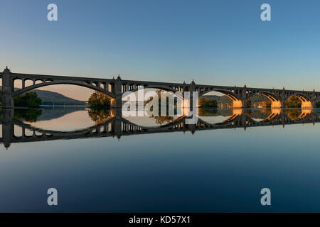 Veterans Memorial Bridge, enjambe la rivière Susquehanna entre Columbia et Wrightsville, New York Banque D'Images