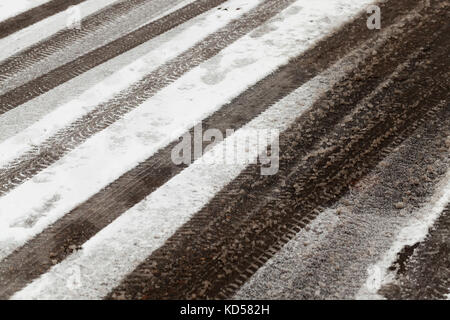 Des traces de la voiture sur la neige Banque D'Images