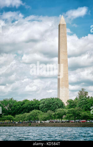 Washington Monument vu du bassin avec de l'eau au premier plan. Washington DC Banque D'Images