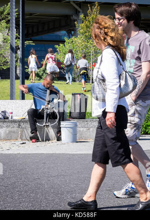 WASHINGTON DC - Le 24 mai 2015 : un musicien de rue joue un violoncelle électronique au Georgetown Waterfront Park, un parc national à la rivière Potomac Banque D'Images