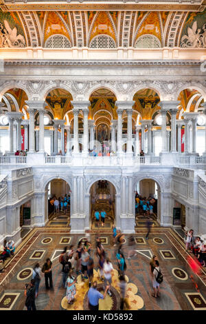 WASHINGTON DC- 27 mai 2015 : Bibliothèque du Congrès en marbre blanc avec l'intérieur de l'atrium orné décor peint. Banque D'Images