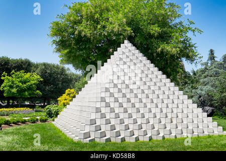 Washington DC - 25 mai 2015 : structure pyramidale dans le jardin de sculptures de la galerie nationale d'art construit de blocs de béton en 1999 par Banque D'Images