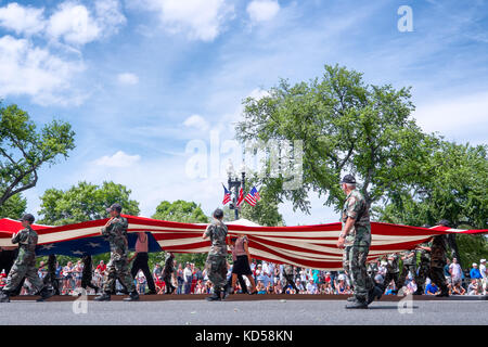 Washington DC-25 mai 2015 : un géant de 60 pieds de long drapeau américain se fait dans le Memorial Day Parade comme regarder les passants. Banque D'Images