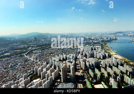 Quartiers le long de la rive sud de la rivière Han à Séoul, Corée du Sud. Banque D'Images