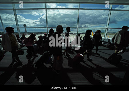 Passagers attendant dans un salon de départ à l'aéroport de Londres Stansted, dans l'Essex Banque D'Images