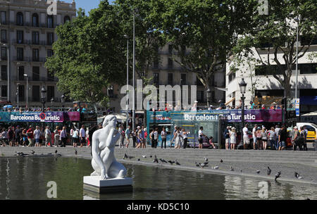 Bus touristique à Plaza de Catalunya à Barcelone Catalogne Espagne Banque D'Images