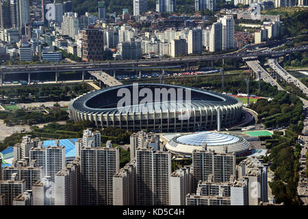 Le stade olympique et le Jamsil arena comme vu du haut de la Lotte World Tour à Séoul. Banque D'Images