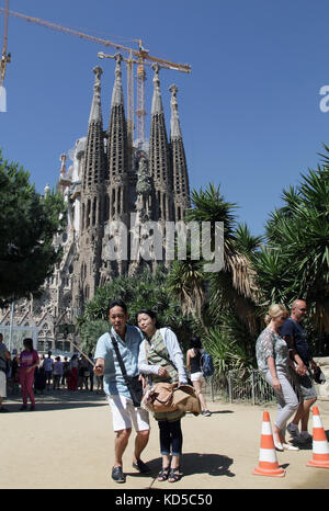 Couple asiatique en face de selfies La Sagrada Familia Barcelone Catalogne Espagne Banque D'Images