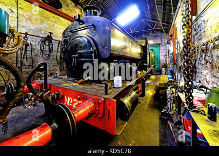 Gateshead Musée du chemin de fer Springwell Bowes NCB moteur à vapeur No22 dans le hangar en attente de maintenance Banque D'Images