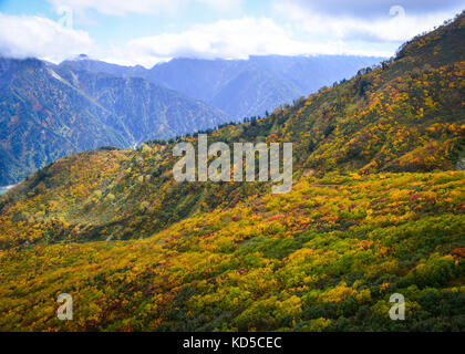 Mont tate à l'automne à Toyama, Japon. mt tateyama (tate.) est l'un des trois saints japans montagnes et peut-être la plus facile à sommet. Banque D'Images