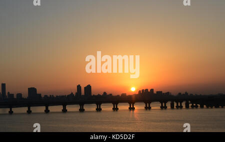 Coucher de soleil sur la rivière Han et le pont de Jamsil à Séoul, Corée. Banque D'Images