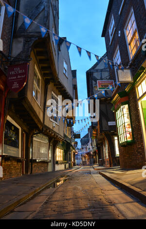 York, Angleterre - septembre 28,2017 : la célèbre rue shambles avec boutiques à new york pendant l'heure bleue Banque D'Images