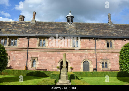 Une jolie place avec des arbres et haies à côté de chetham's Library à Manchester lors d'une journée ensoleillée Banque D'Images