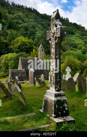 Vestiges de pierre de l'ancien établissement monastique construit en 6ème siècle à Glendalough, comté de Wicklow, Irlande Banque D'Images